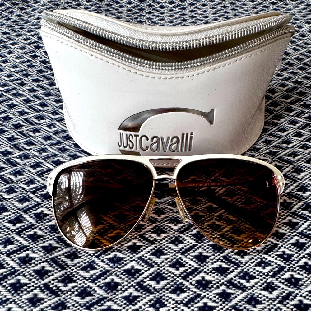 Sunglasses Just Cavalli.
Great condition. Wear only once.